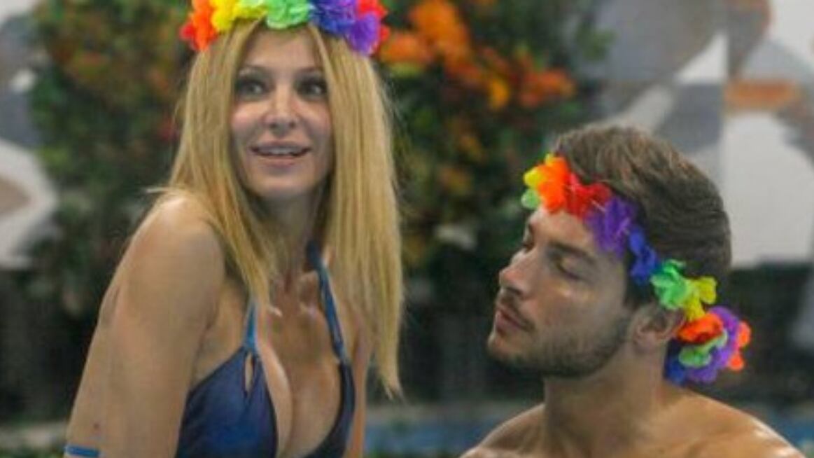 "Fa la gallina imbarazzata". Il marito approva la critica a Adriana Volpe