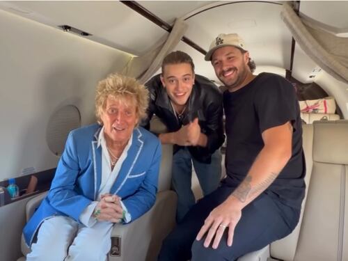 Rod Stewart nella bufera: annulla il concerto per problemi alla voce, poi vola a Boston per tifare la Scozia