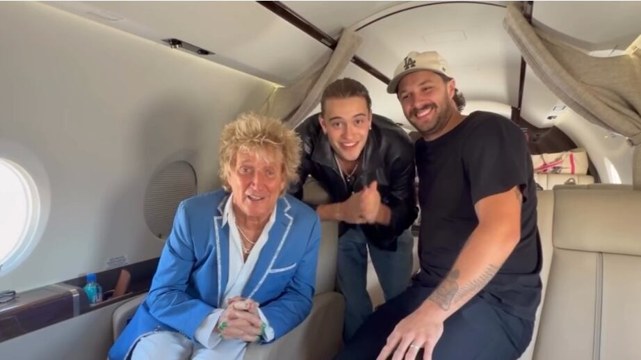 Rod Stewart nella bufera: annulla il concerto per problemi alla voce, poi vola a Boston per tifare la Scozia