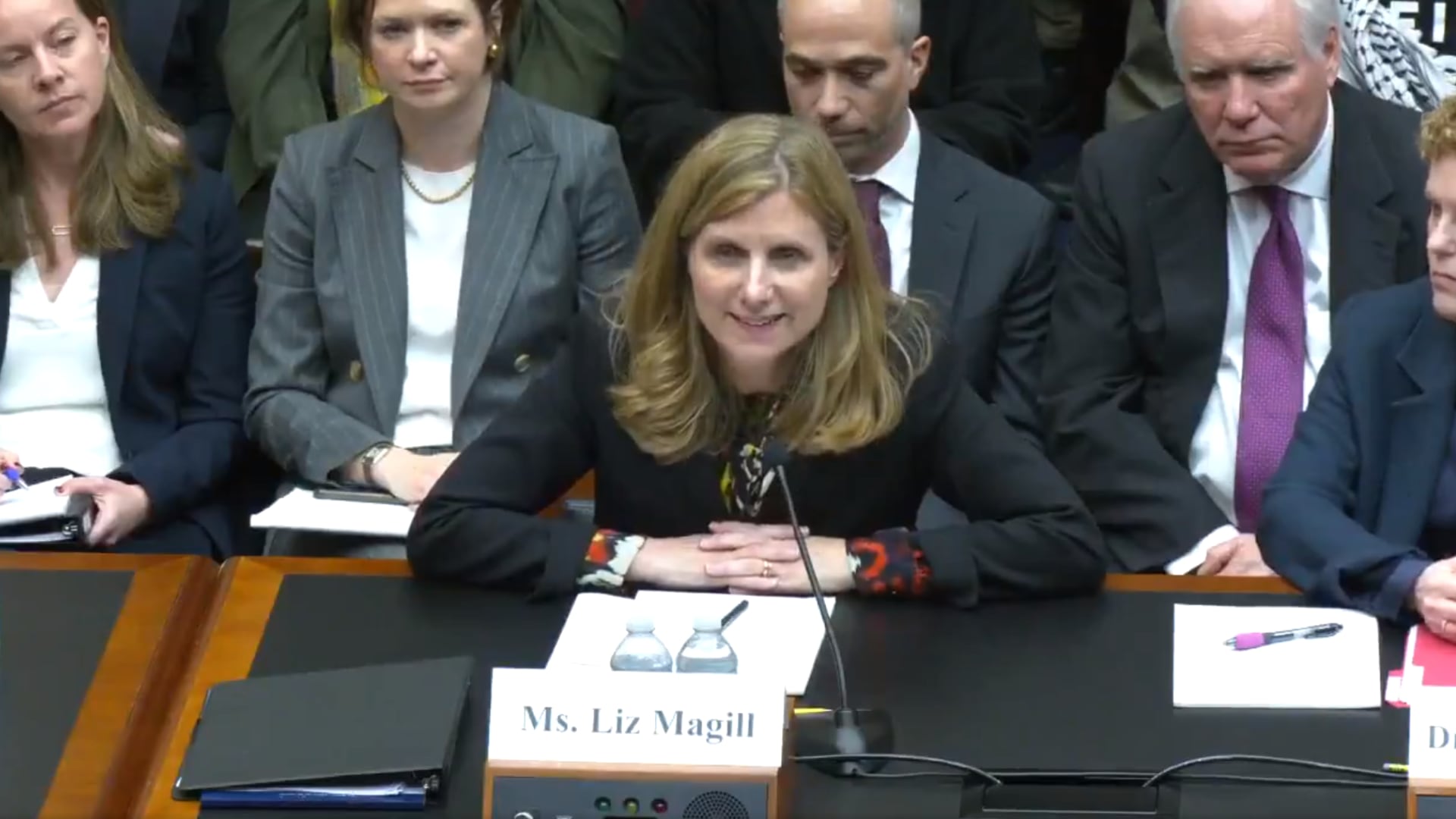 "Antisemitismo da contestualizzare". E la rettrice si dimette: bufera negli Usa