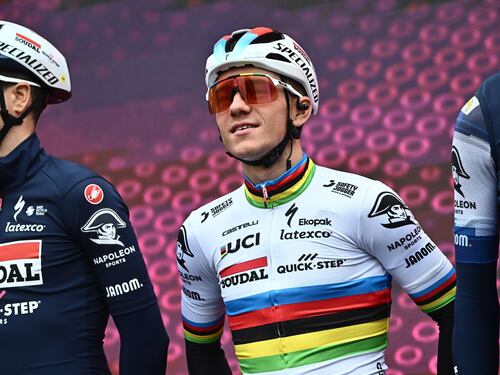 Al Giro orfano di Ganna. Evenepoel non vola più tra bacchettate e attacchi