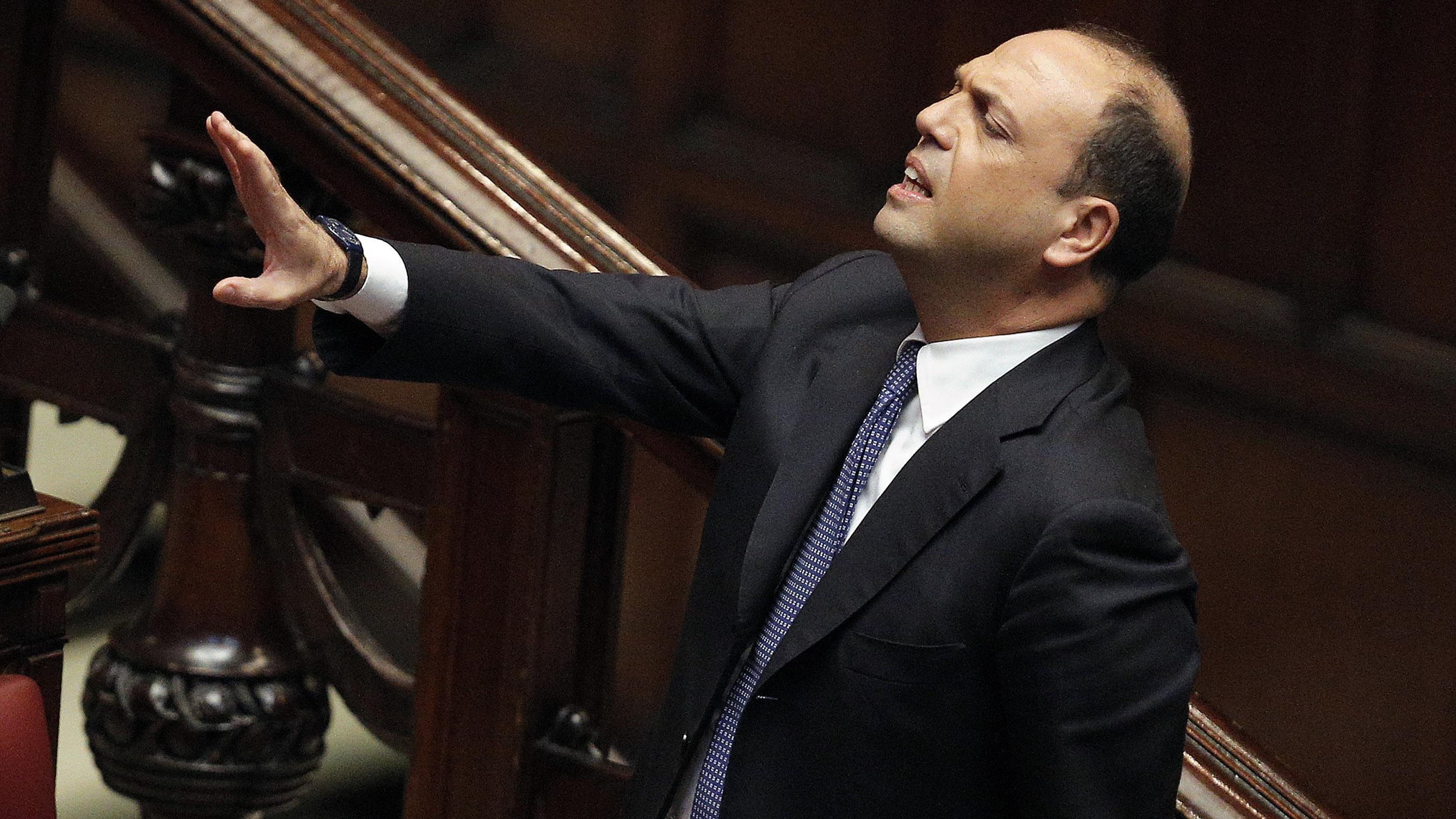 Angelino finge di aver vinto ma i suoi sono alle corde