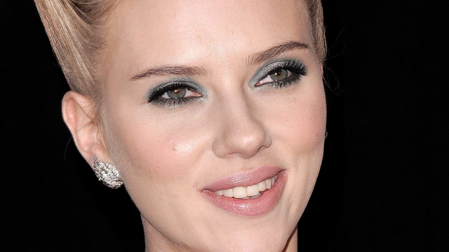 Un'aliena a Venezia. Scarlett rischia tutto (col nudo integrale)