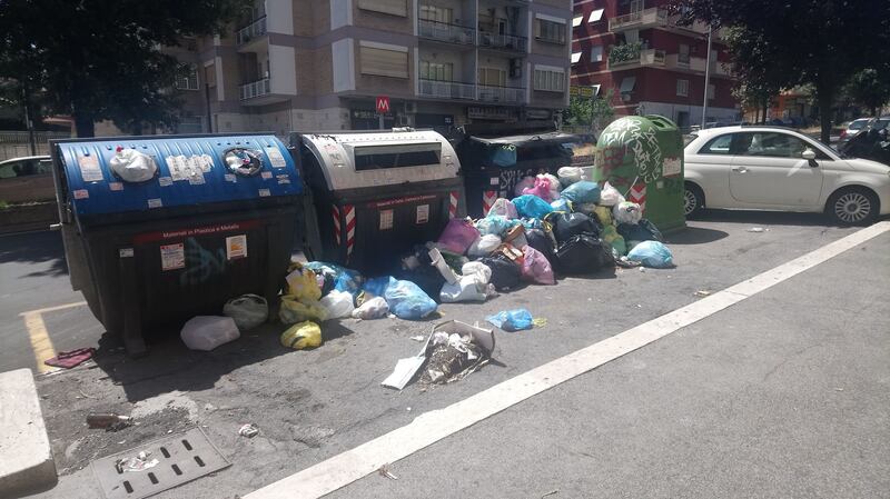 Roma, ancora caos per l'emergenza rifiuti 7