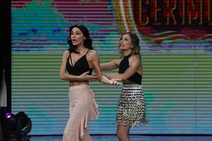 Anna Tatangelo, scollatura mozzafiato per i fan 30
