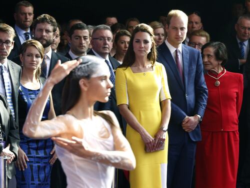 La famiglia reale arriva in Australia: per Kate il vestito è giallo canarino
