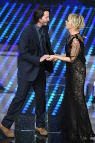 Sanremo 2017, Maria De Filippi e il bacio agli ospiti 34