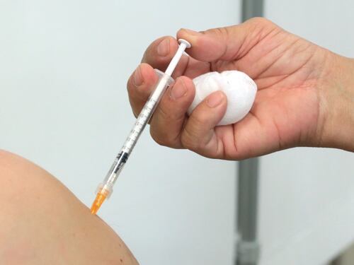 Ora accusano pure i vaccinati per l'aumento dei contagi