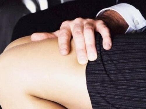 Molesta le dipendenti in ufficio. Il giudice lo assolve: "È solo immaturo"