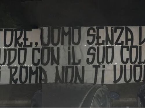 Striscione choc contro Balotelli: "Ti fai scudo con il tuo colore"