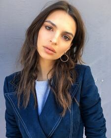 Emily Ratajkowski sexy in top di pizzo 23