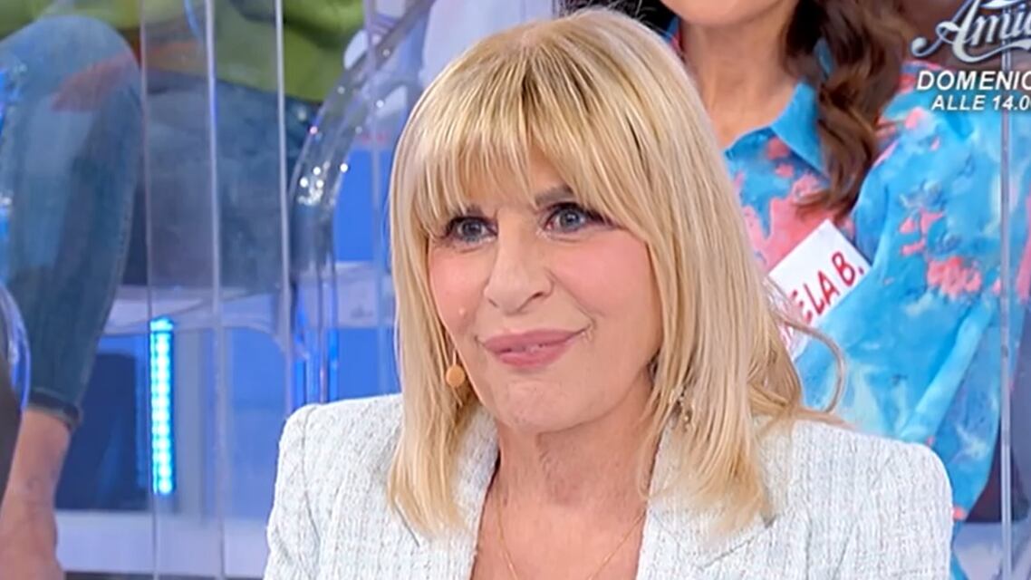 "L'ascella...", "Non leccare". Esterna a luci rosse tra Gemma e Silvio