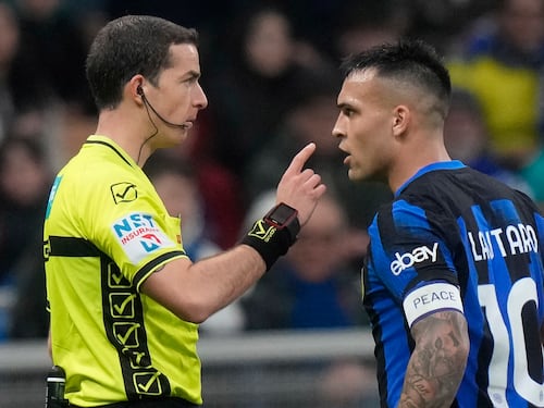 "Tre errori in uno". L'arbitro Ayroldi fermato per il rigore di Inter-Genoa
