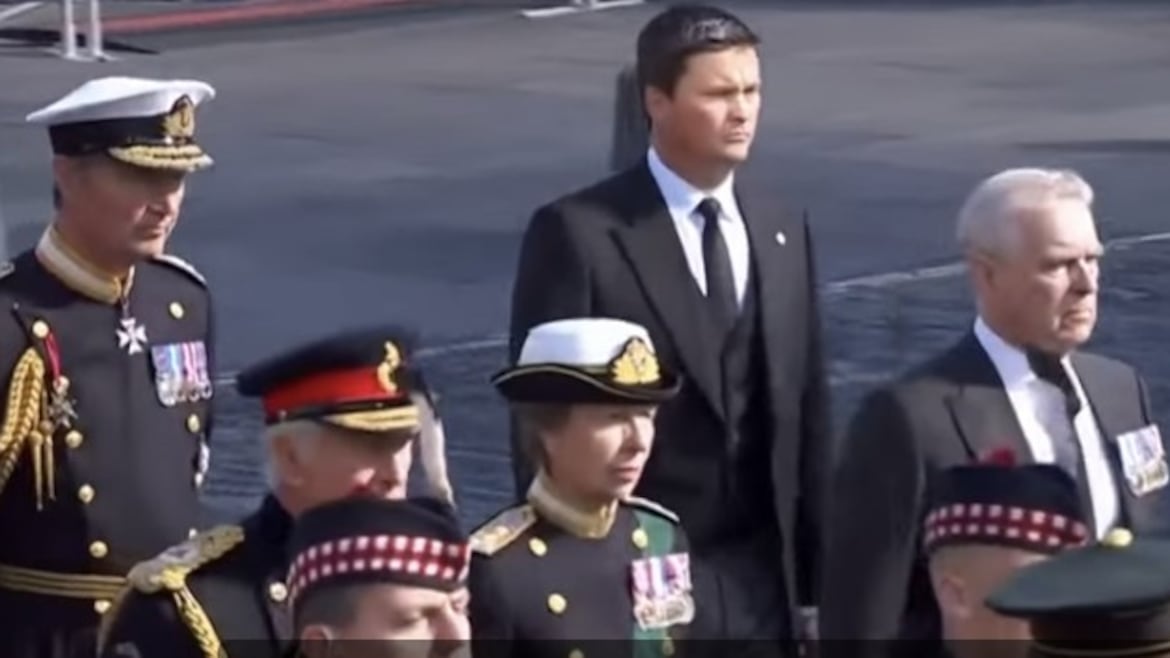 Insulti al principe Andrea al corteo funebre della regina Elisabetta: "Sei un vecchio malato"