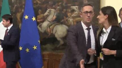 La Iena col parmigiano. E Conte s'infuria subito: "Così non difendi l'Italia"