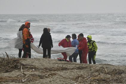 Naufragio in Calabria, si spezza barcone: decine di morti. Le foto 12