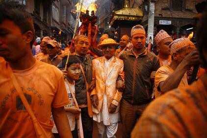Bhaktapur si colora per il festival nepalese del Sindoor 5