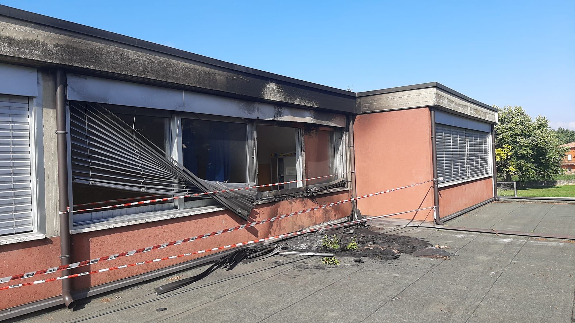 Scavalcano la recinzione e danno fuoco al tetto della scuola: la follia dei minorenni