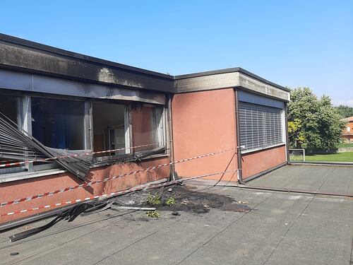 Scavalcano la recinzione e danno fuoco al tetto della scuola: la follia dei minorenni
