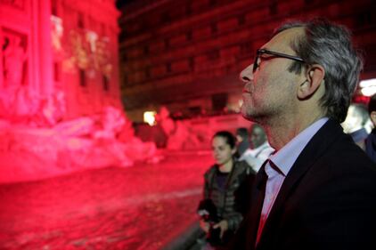 La Fontana di Trevi si tinge di rosso per i martiri cristiani 10