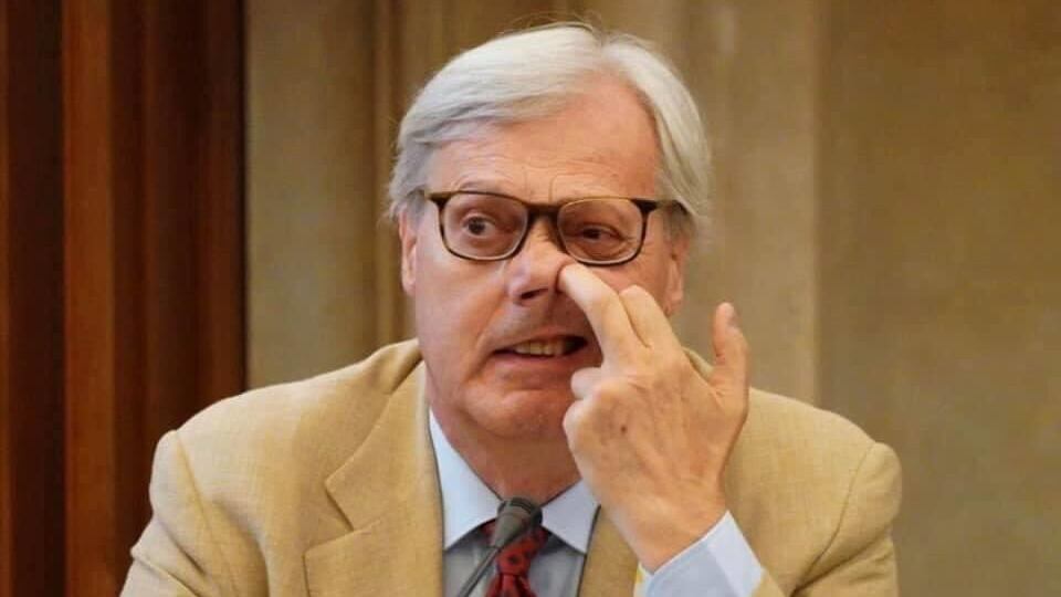 "Lo sto cercando nel mio naso...". Il post di Sgarbi che umilia un vip
