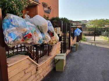 Le palazzine invase dalla spazzatura nel quartiere romano di Cinquina 3