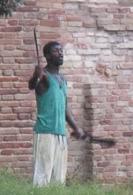 È armato con un machete, passanti si scattano i selfie 7