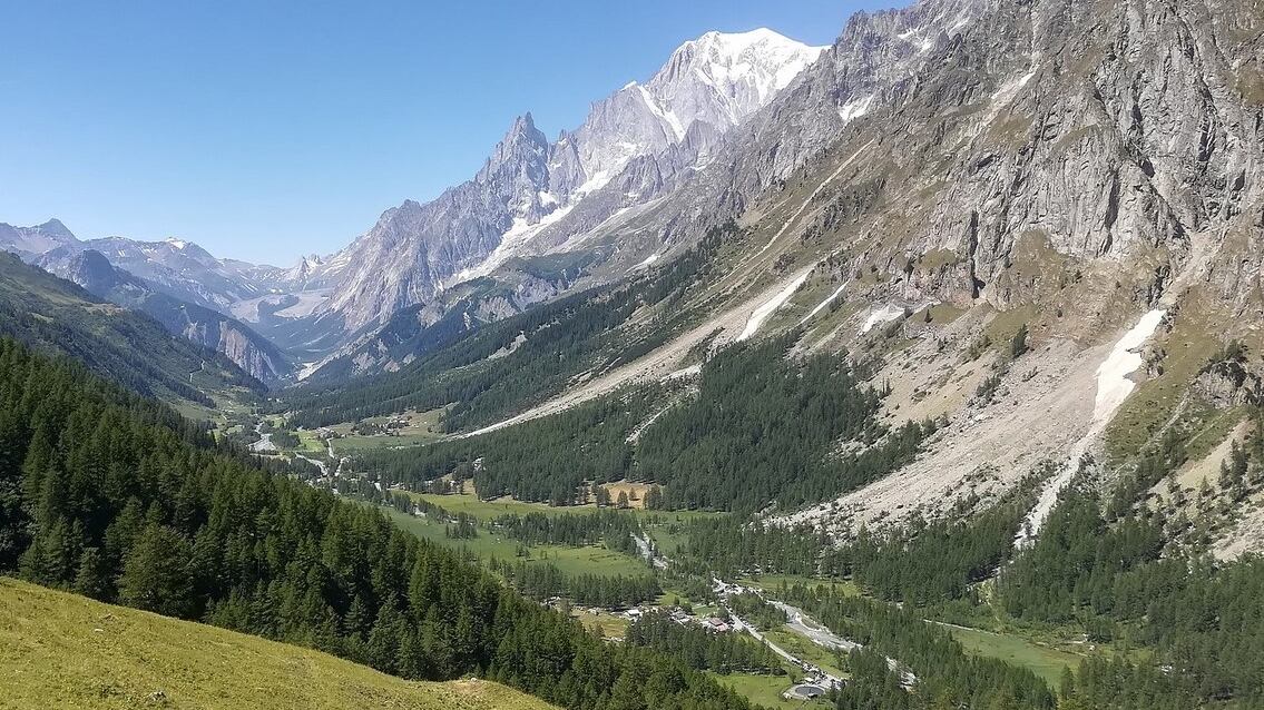 Tragedia in montagna, due alpinisti morti in Val Ferret dopo un volo di oltre 200 metri