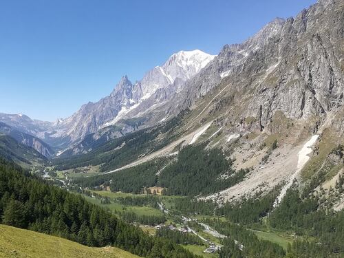 Tragedia in montagna, due alpinisti morti in Val Ferret dopo un volo di oltre 200 metri