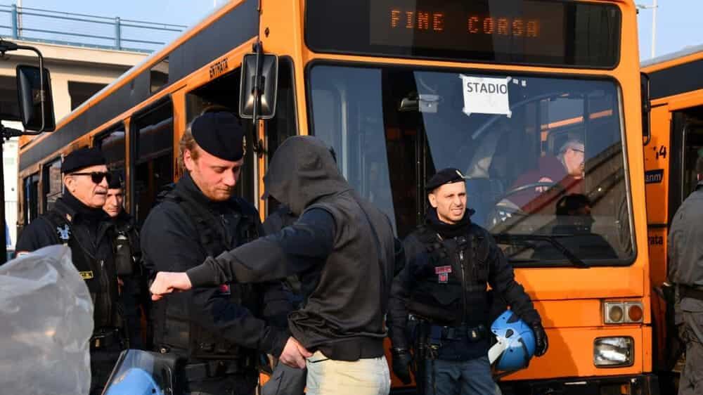 Sequestro di manganelli, fumogeni e mazze da baseball ai tifosi dello Zurigo