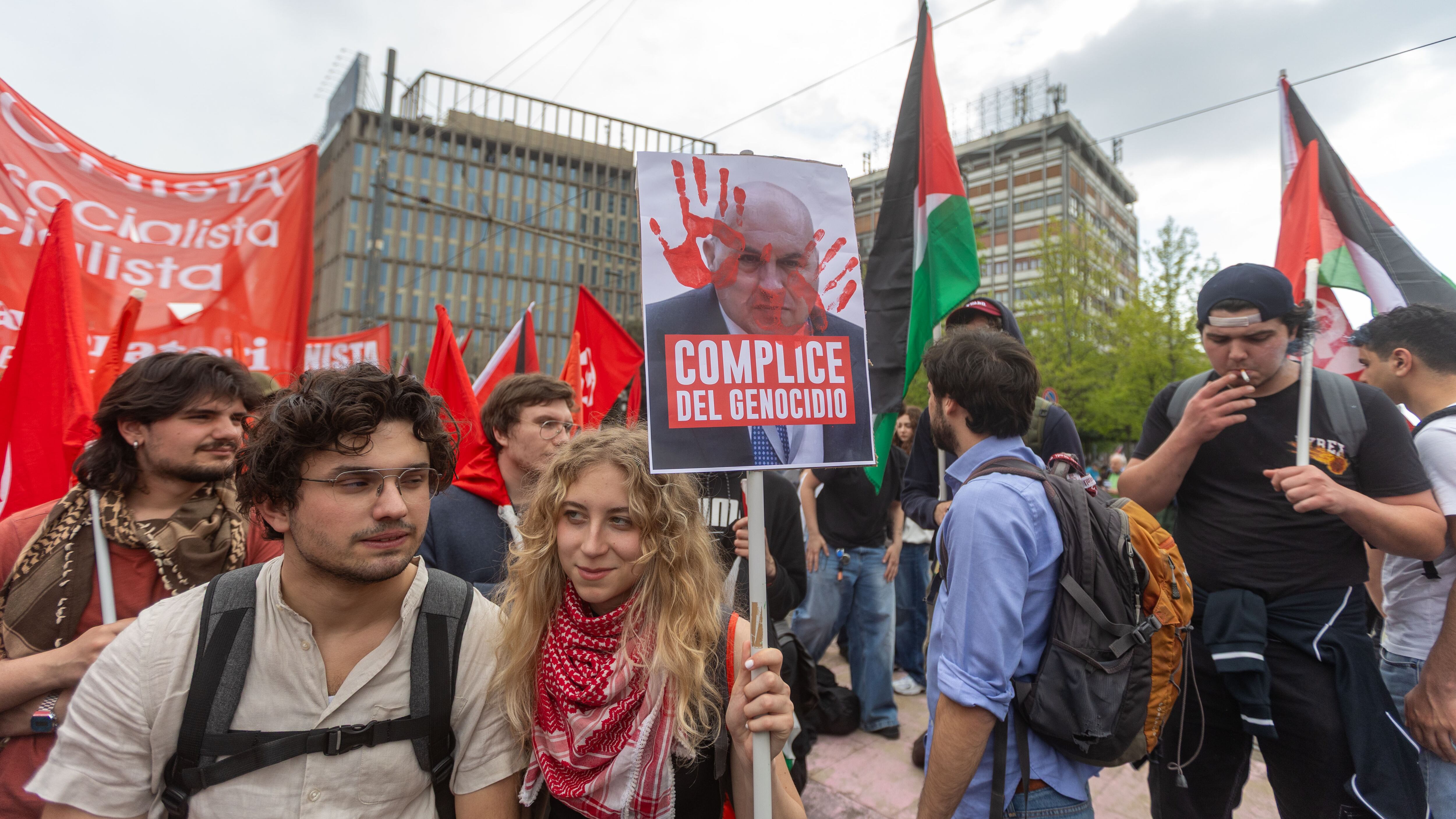 Sinistra muta sui violenti. Minacce ora sul 25 aprile