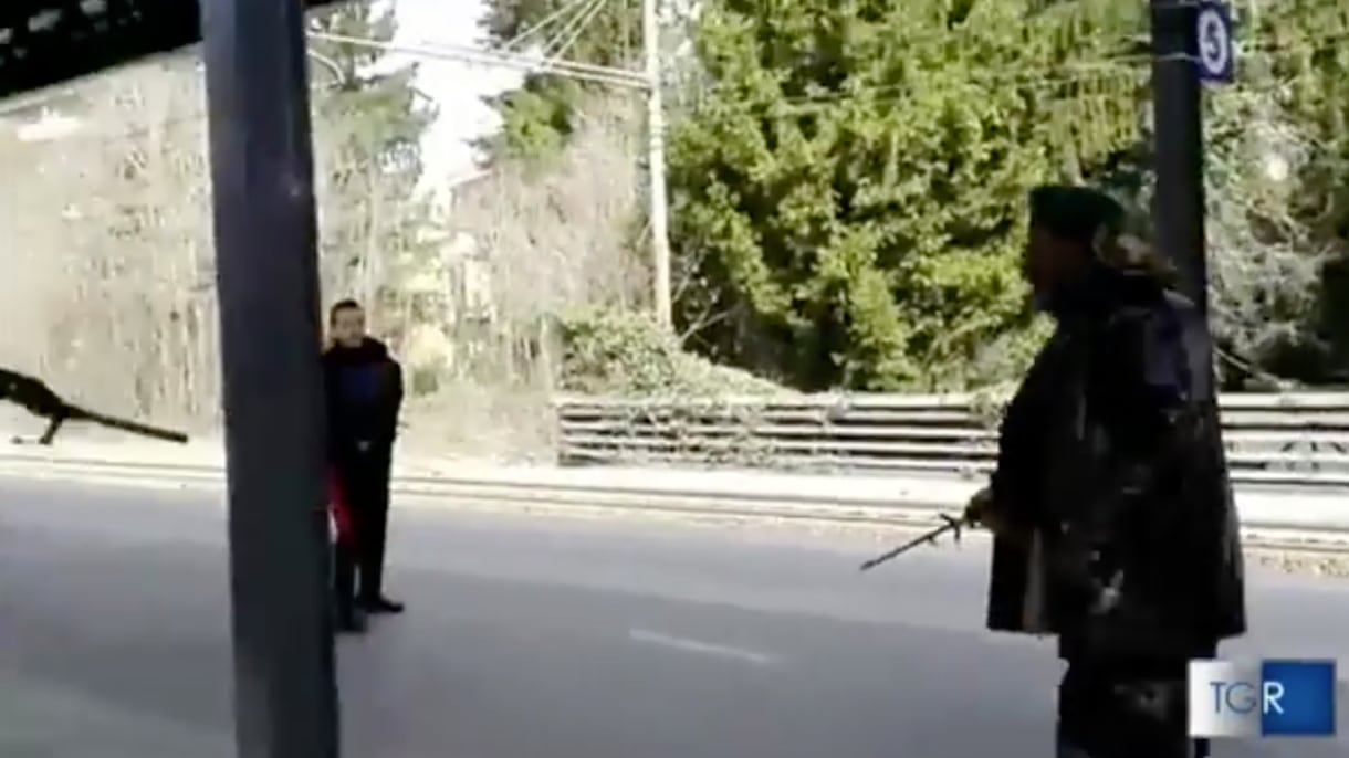 Nigeriano minaccia una strage: il video choc armato di spada