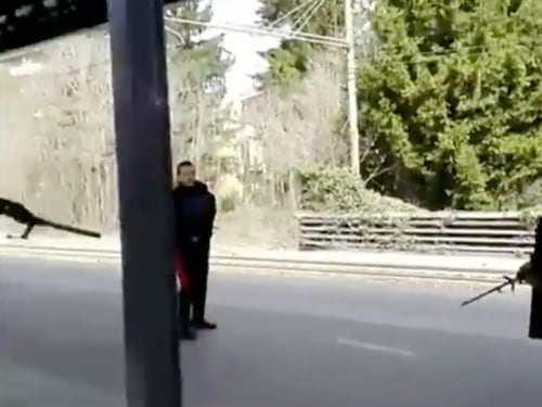 Nigeriano minaccia una strage: il video choc armato di spada