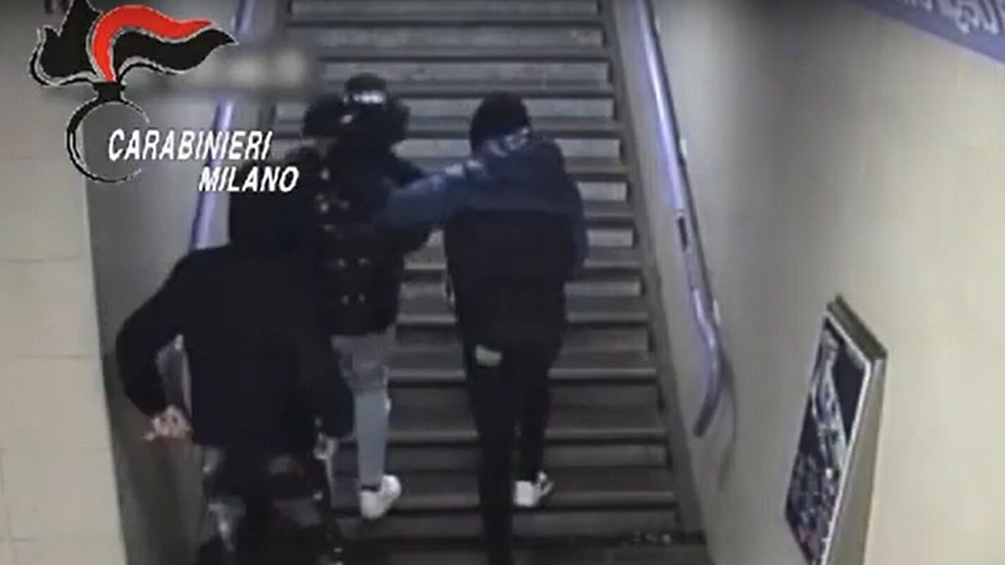 Baby gang pesta i carabinieri per aiutare un marocchino. L'aggressione diventa un video