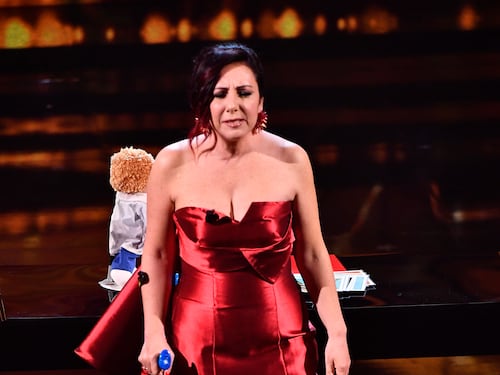 Antonella Ferrari con il bastone all'Ariston, grida: "Non sono matta, ho la sclerosi multipla"