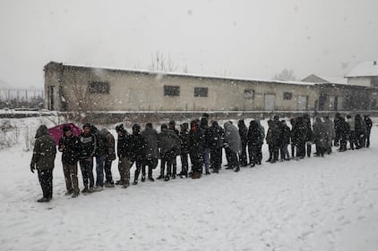 A Belgrado immigrati in coda per un pasto caldo 10