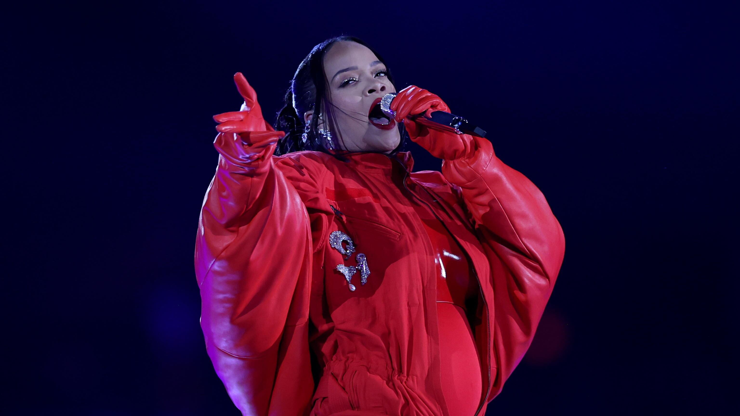 Il vestito largo, il playback, poi la sorpresa: Rihanna incinta al Super Bowl