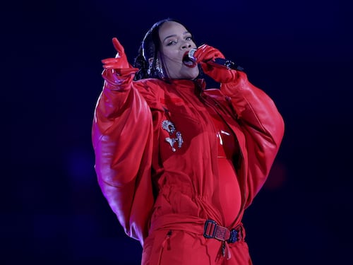 Il vestito largo, il playback, poi la sorpresa: Rihanna incinta al Super Bowl