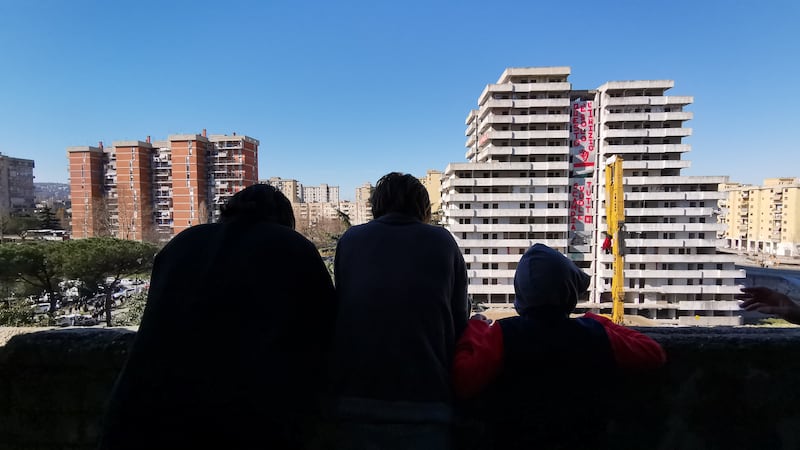 Scampia, al via l'abbattimento della vela verde 7