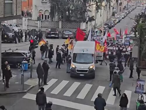 Fatwa anti-Giornale in piazza. "Io, aggredita dai fanatici"