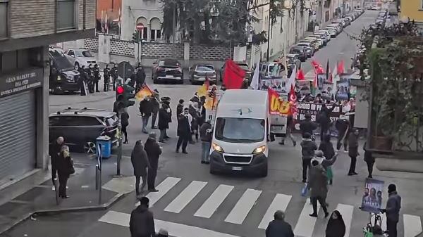 Fatwa anti-Giornale in piazza. "Io, aggredita dai fanatici"