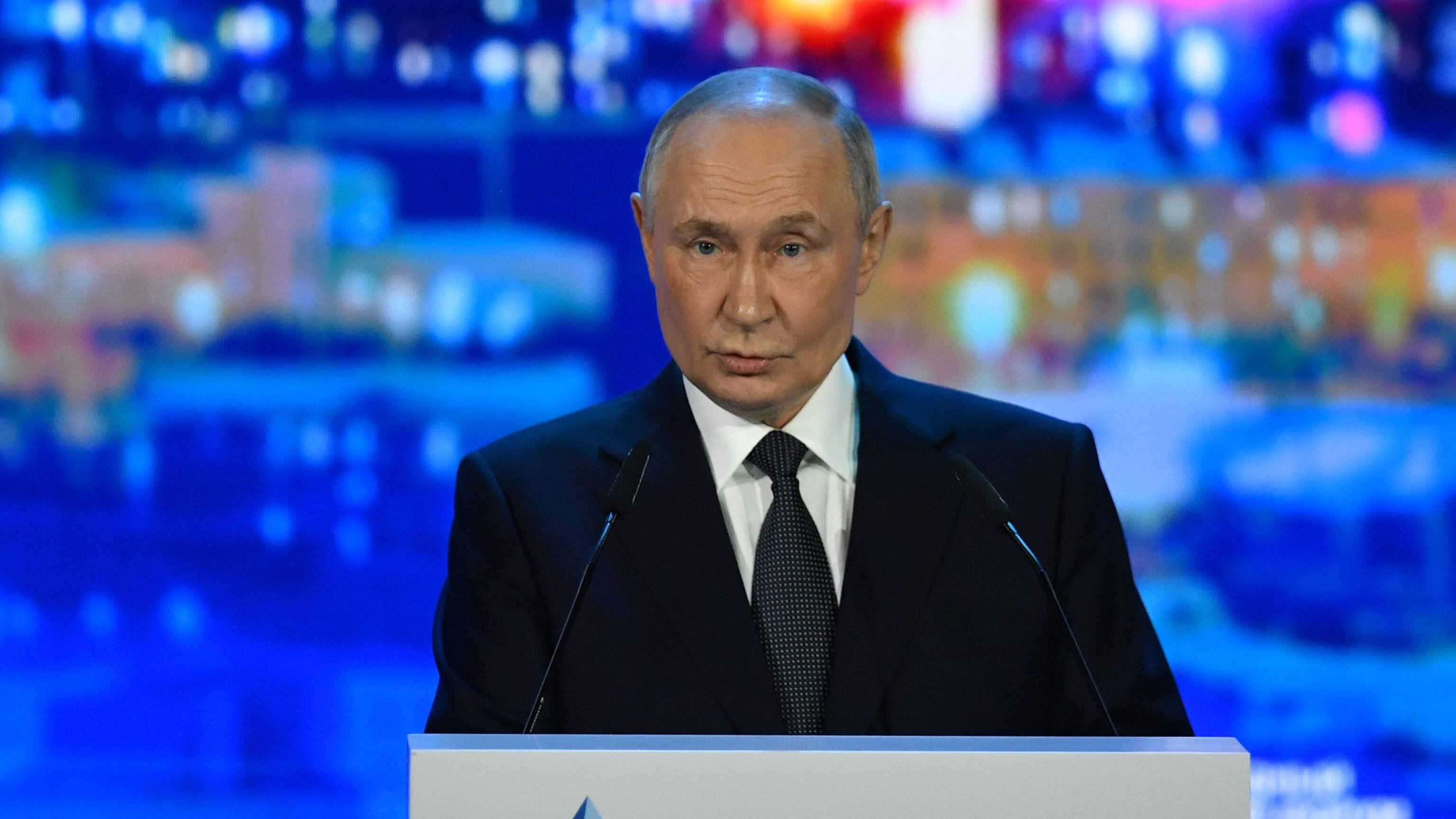 Putin: "Sulla Groenlandia Trump fa sul serio" e avverte: "Manderemo truppe nell'Artico"