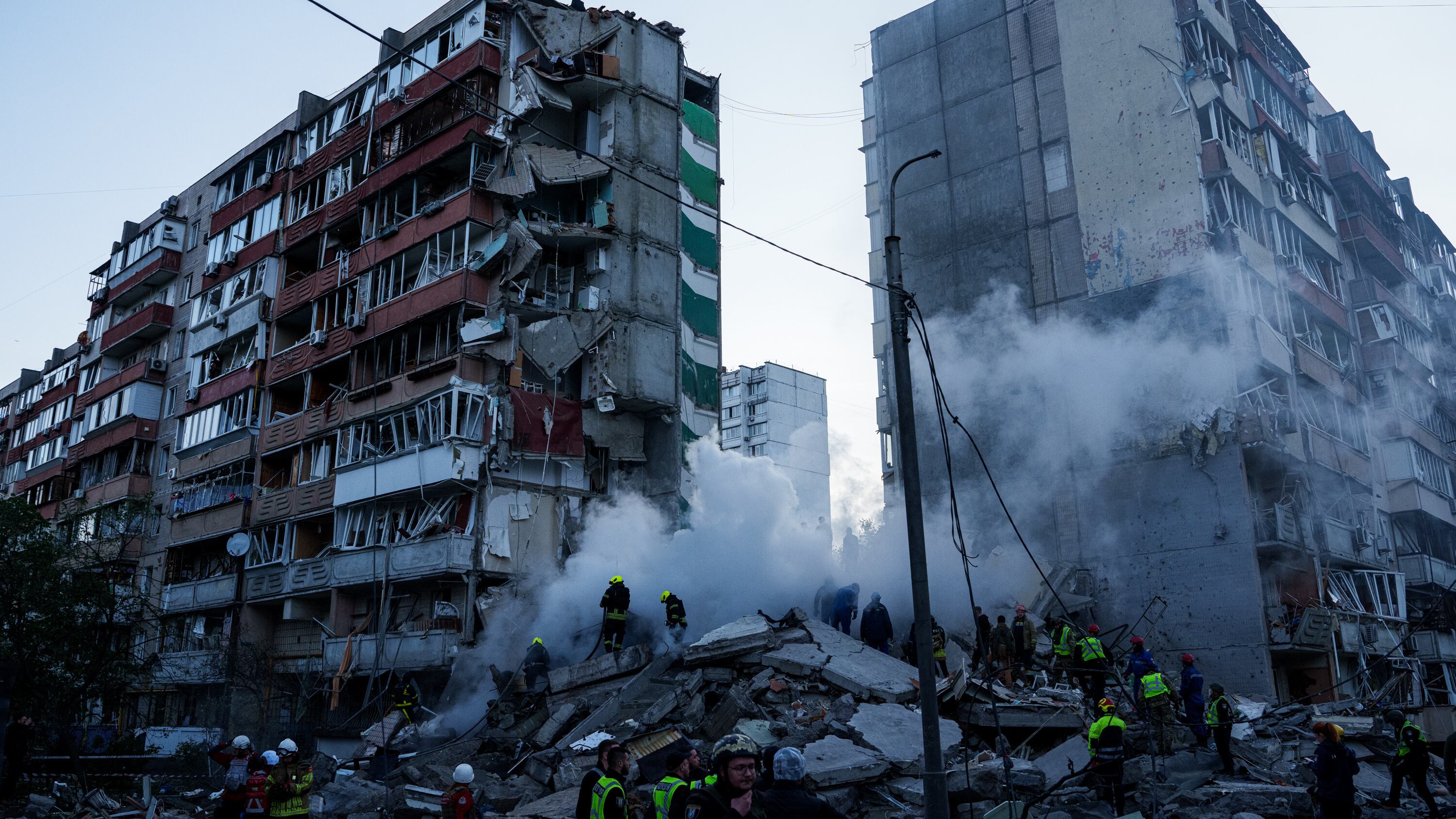 Mosca colpisce i civili di Kiev: almeno 22 morti