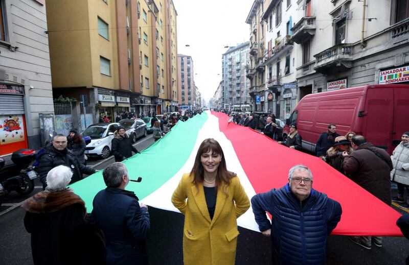 Fratelli d'Italia con tricolore di 500 metri in via Padova  2