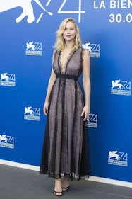 Jennifer Lawrence, sexy abiti 17