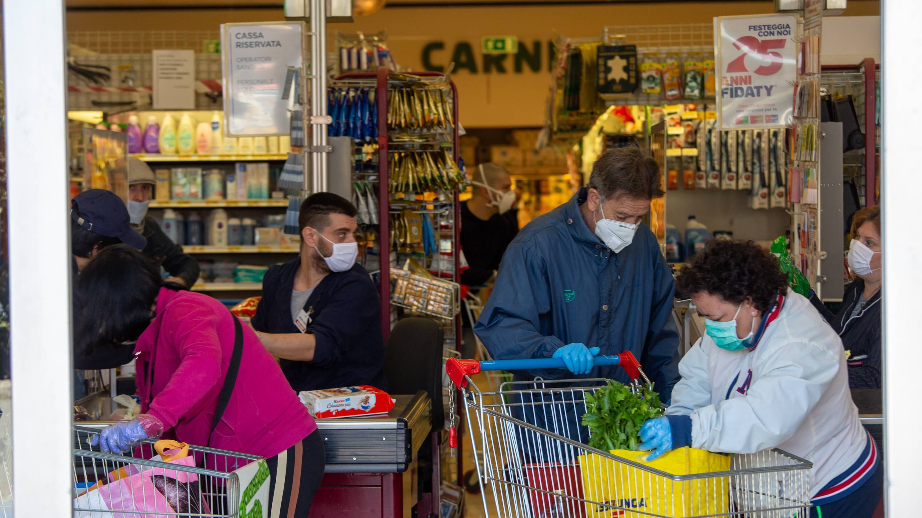 L'Ue ci toglie la mascherina: "È inutile tra i vaccinati"