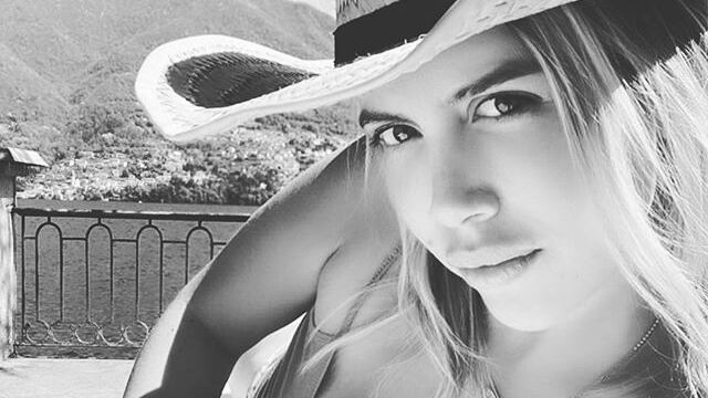 Wanda Nara si rilassa al sole. Violenza social: "Sei una vacca"
