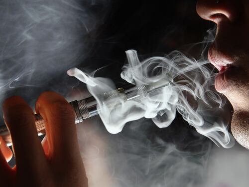 A 18 anni ha i polmoni di un 70enne e così denuncia azienda di e-cig