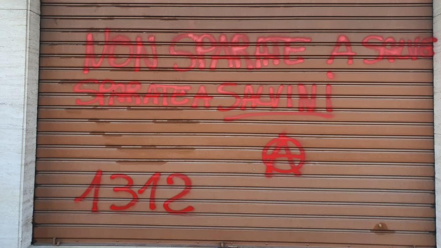 "Non sparate a salve...". La vergognosa frase su Salvini