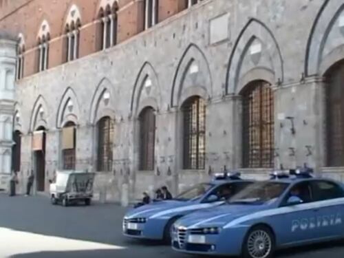 Siena, gambiano sale sul bus e pesta turista per rubarle la collana
